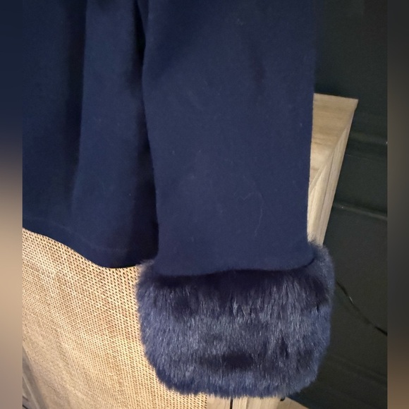 Janie and Jack • 3T • Navy Shirt w/ faux fur cuff sleeve and bow at shoulder - Picture 4 of 4